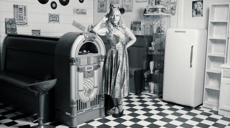 Carmen, on the '50's diner set.
